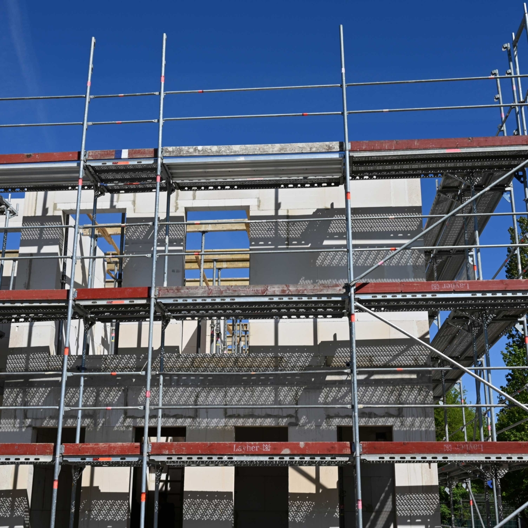 Außenansicht des Rohbaus der neuen Krankenstation mit Gerüst und Baufolie — Tierheim Hannover April 2026