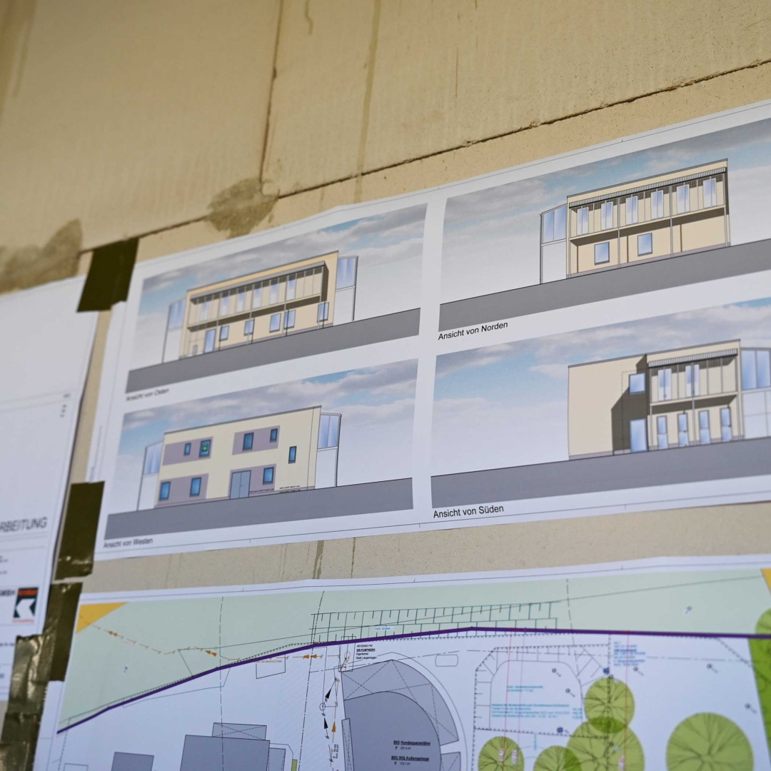 Architekturvisualisierung des geplanten Neubaus der Krankenstation auf einer Präsentationstafel — Tierheim Hannover