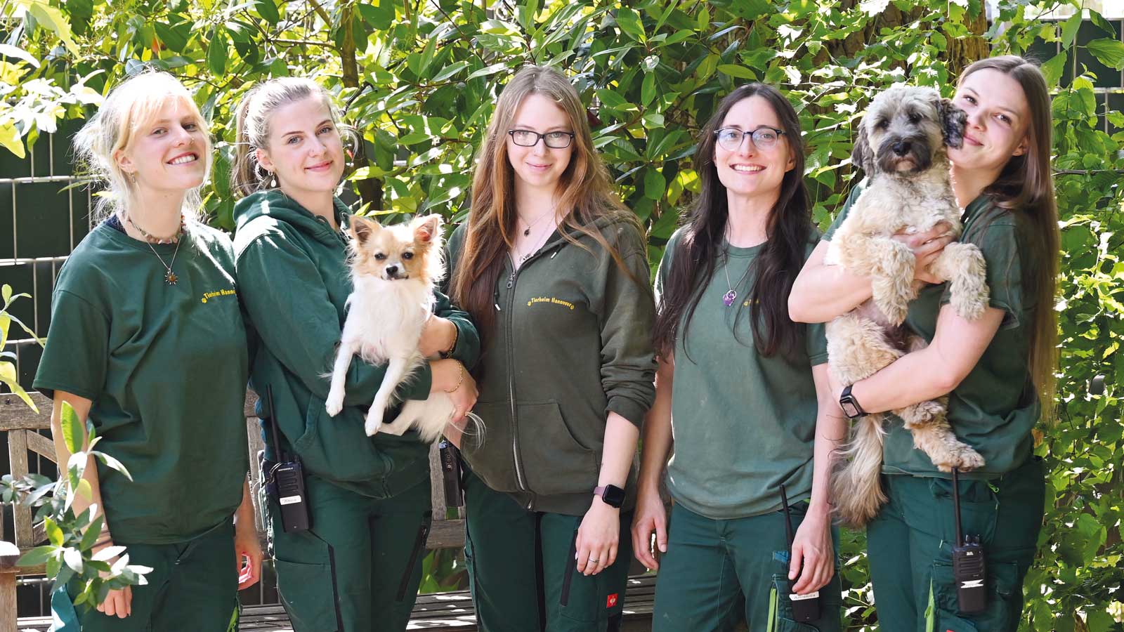 Auszubildende der Tierpflege mit Tieren im Tierheim Hannover