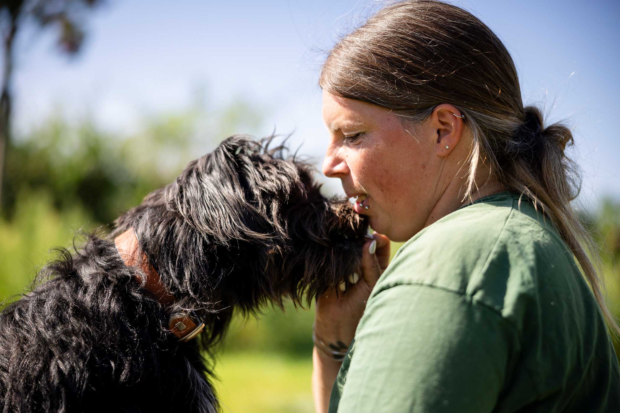 Mitarbeiterin im Tierheim Hannover mit einem Hund - Nase an Nase!